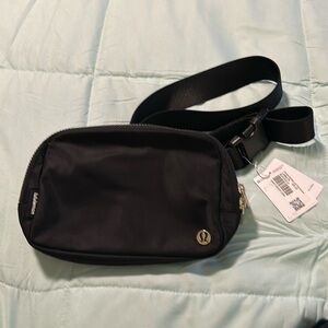 NWT Everywhere Belt Bag Large 2L.  Black with Gold hardware
